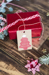 Weihnachtsdekoration und eingepackte Geschenke auf Holz - SARF02947