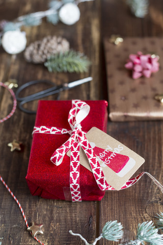 Weihnachtsdekoration und eingepackte Geschenke auf Holz, lizenzfreies Stockfoto