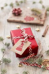 Weihnachtsdekoration und eingepackte Geschenke auf Holz - SARF02951