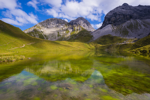 Deutschland, Bayern, Allgäu, Allgäuer Alpen, Rappensee, Hochgundspitze, Linkerskopf und Rotgundspitze, lizenzfreies Stockfoto