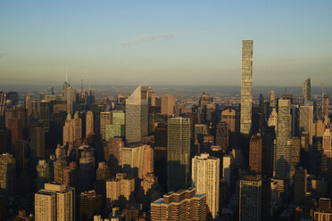 USA, Bundesstaat New York, New York City, Geschäftsviertel am Morgen - BCDF00159