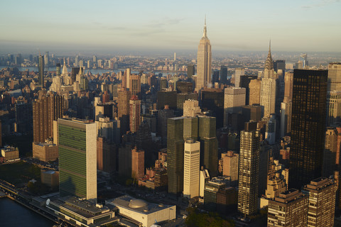 USA, New York State, New York City, Geschäftsviertel am Morgen, Empire State Building, Chrysler-Gebäude rechts und das Hauptquartier der Vereinten Nationen unten links, lizenzfreies Stockfoto