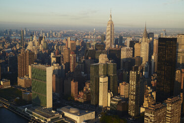 USA, New York State, New York City, Geschäftsviertel am Morgen, Empire State Building, Chrysler-Gebäude rechts und das Hauptquartier der Vereinten Nationen unten links - BCDF00161