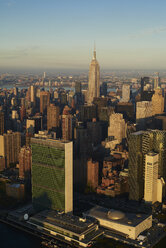 USA, New York State, New York City, Geschäftsviertel am Morgen, Empire State Building und das Gebäude der Vereinten Nationen unten links - BCDF00162