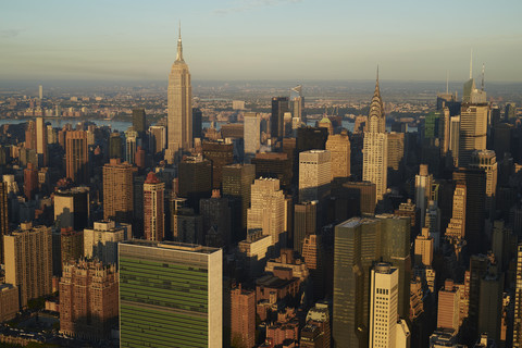 USA, New York State, New York City, Geschäftsviertel am Morgen, Empire State Building, Chrysler-Gebäude rechts und das Hauptquartier der Vereinten Nationen unten links, lizenzfreies Stockfoto