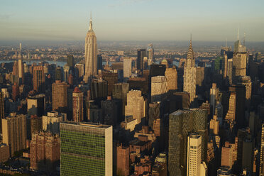 USA, New York State, New York City, Geschäftsviertel am Morgen, Empire State Building, Chrysler-Gebäude rechts und das Hauptquartier der Vereinten Nationen unten links - BCDF00163