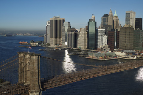 USA, New York, New York City, Brooklyn Bridge, Manhattan, Financial District und New York Harbor, lizenzfreies Stockfoto