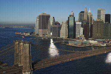USA, New York, New York City, Brooklyn Bridge, Manhattan, Financial District und New York Harbor - BCDF00167