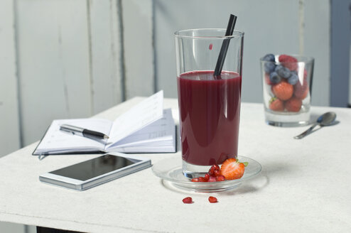 Glas Fruchtsmoothie auf dem Arbeitsbereich - ASF06022