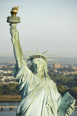 USA, Staat New York, New York City, Blick auf die Freiheitsstatue, lizenzfreies Stockfoto