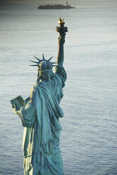 USA, Staat New York, New York City, Blick auf die Freiheitsstatue - BCDF00181