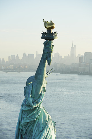 USA, Staat New York, New York City, Blick auf die Freiheitsstatue, lizenzfreies Stockfoto