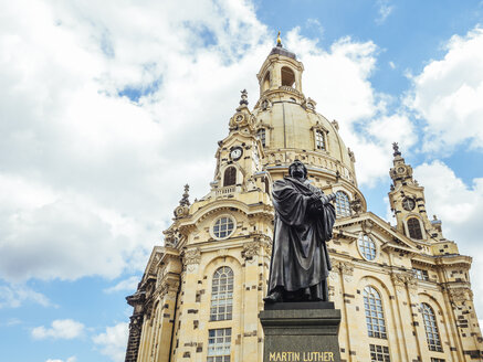 Deutschland, Dresden, Dresdner Frauenkirche und Statue von Martin Luther im Vordergrund - KRPF01847