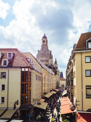 Deutschland, Dresden, Blick auf die Kuppel der Dresdner Frauenkirche mit Fassaden und Einkaufsstraße im Vordergrund - KRP01851