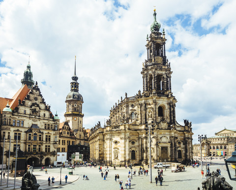 Deutschland, Dresden, Blick auf Hausmannsturm und Dresdner Kathedrale am Schlossplatz, lizenzfreies Stockfoto