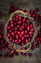 Cranberries in basket - LVF05368