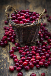 Cranberries in basket - LVF05369