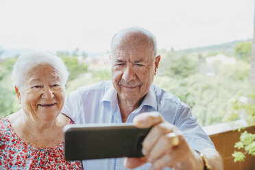 Happy senior couple taking a selfie with smartphone - GEMF01081