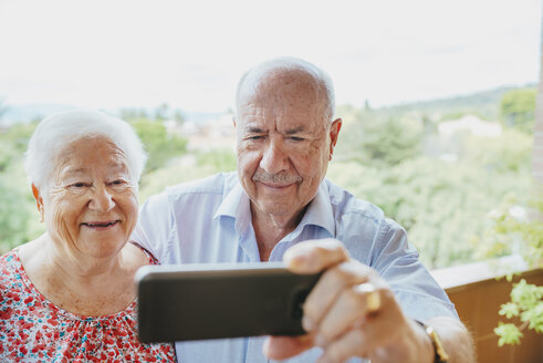 Glückliches älteres Paar macht ein Selfie mit Smartphone - GEMF01081