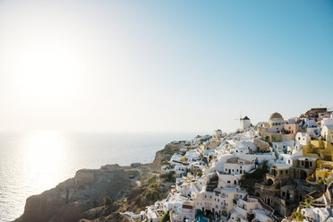 Griechenland, Santorin, Oia, Blick auf das Dorf in der Abenddämmerung - GEMF01085