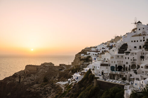 Griechenland, Santorini, Oia, Blick auf das Dorf bei Sonnenuntergang - GEMF01092