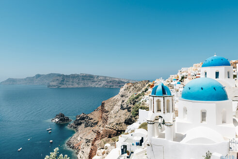 Griechenland, Santorin, Oia, Blick auf die Caldera und die griechisch-orthodoxe Kirche - GEMF01095