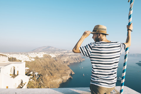 Griechenland, Santorin, Thira, Mann mit Blick auf die Aussicht, lizenzfreies Stockfoto