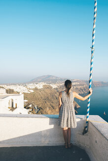 Griechenland, Santorin, Thira, Frau mit Blick auf die Aussicht - GEMF01100