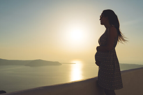 Griechenland, Santorin, Silhouette einer schwangeren Frau bei Sonnenuntergang - GEMF01101