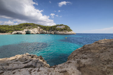 spanien, Menorca, Blick auf Cala Mitjaneta in Cala Mitjana - RAEF01503