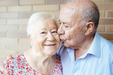 Älterer Mann küsst seine Frau - GEMF01103