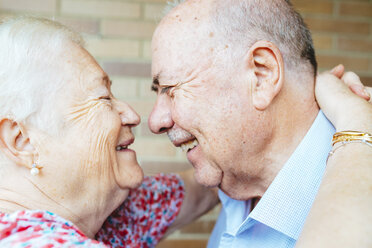 Laughing senior couple face to face - GEMF01107