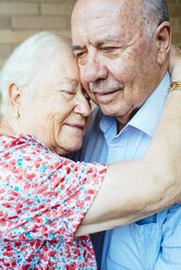 Glückliche ältere Frau, die ihren Mann umarmt - GEMF01108