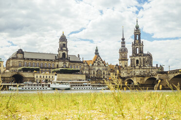 Deutschland, Dresden, Elbe mit Hausmannsturm, Dresdner Kathedrale, Appellationsgericht und Augustusbrücke - KRPF01870