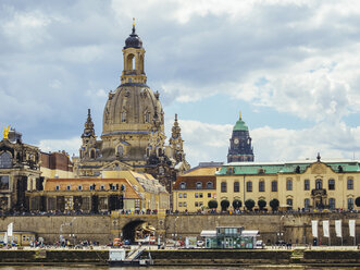 Deutschland, Dresden, Kuppel der Frauenkirche von der Elbe aus gesehen - KRPF01872