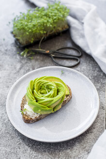 Avocado-Rose auf Brot, Kresse - SARF02960