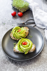 Avocado-Rose, Brot, Kresse und Tomaten - SARF02961