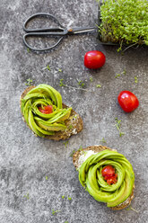 Avocado-Rose auf Brot, Kresse und Tomaten - SARF02962