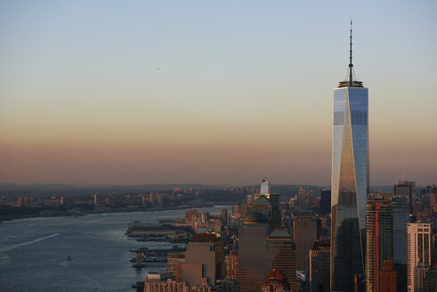 USA, New York, New York City, Stadtbild mit World Trade Center und Hudson River - BCDF00189