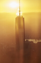 USA, New York, New York City, World Trade Center und Hudson River bei Sonnenaufgang - BCDF00190