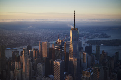 USA, New York, New York City, Stadtbild mit World Trade Center und Hudson River, Brooklyn im Hintergrund - BCDF00192