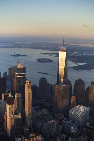 USA, New York, New York City, Stadtbild mit World Trade Center und Hudson River und New York Harbor, lizenzfreies Stockfoto