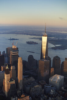 USA, New York, New York City, Stadtbild mit World Trade Center und Hudson River und New York Harbor - BCDF00193