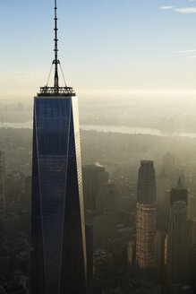 USA, New York, New York City, Stadtbild mit World Trade Center und East River am Morgen - BCDF00196