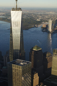 USA, New York, New York City, Stadtbild mit World Trade Center auf der anderen Seite des Hudson River in Jersey City, New Jersey - BCDF00197