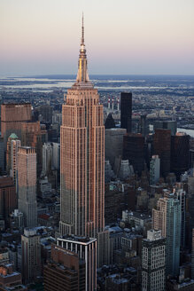 USA, New York State, New York City, Stadtbild mit Empire State Building am Morgen - BCDF00198