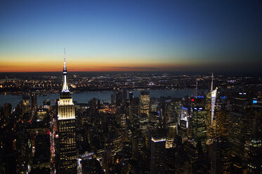 USA, New York State, New York City, Stadtbild mit Empire State Building bei Sonnenuntergang - BCDF00200