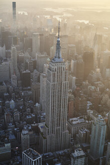 USA, New York State, New York City, Stadtbild mit Empire State Building am Morgen - BCDF00203