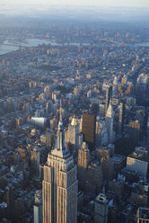 USA, New York State, New York City, Stadtbild mit Empire State Building am Morgen, Brooklyn im Hintergrund - BCDF00206