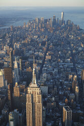 USA, New York State, New York City, Stadtbild mit Empire State Building am Morgen - BCDF00207